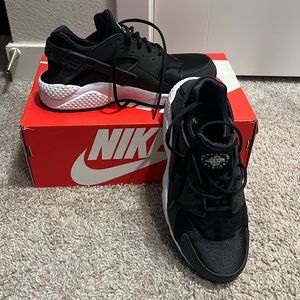 Women’s black & white air huarache Nikes